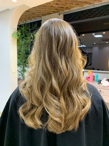 Loiro iluminado com ondas, visto de costas