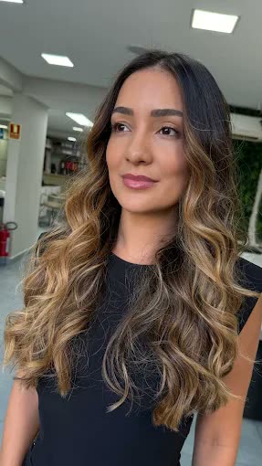 Morena iluminada com ondas longas