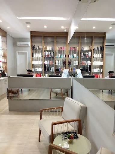 Recepção com prateleiras de produtos