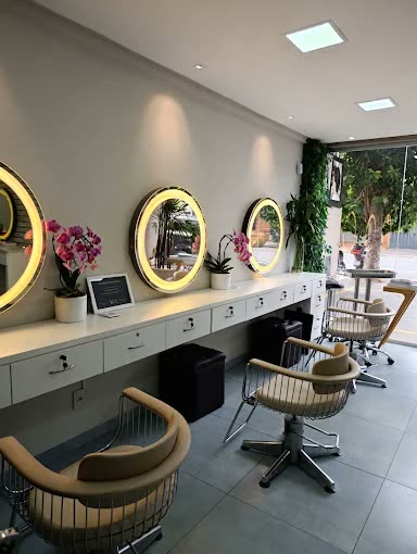 Bancadas com espelhos iluminados