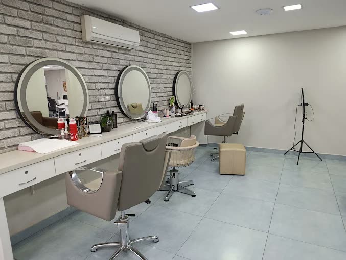 Ala de cabelo com parede de tijolos e espelhos redondos
