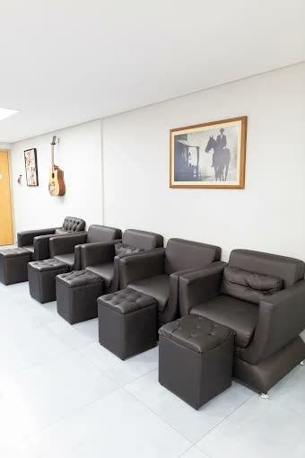 Sala de pedicure com poltronas de couro