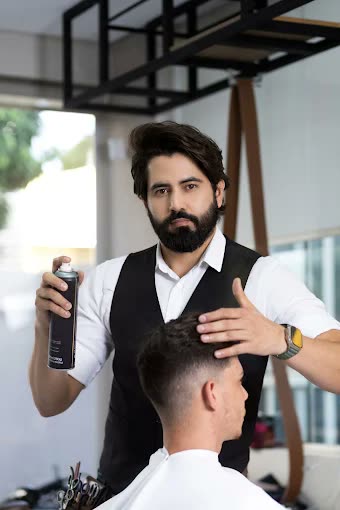 Carlos Borges finalizando um corte masculino